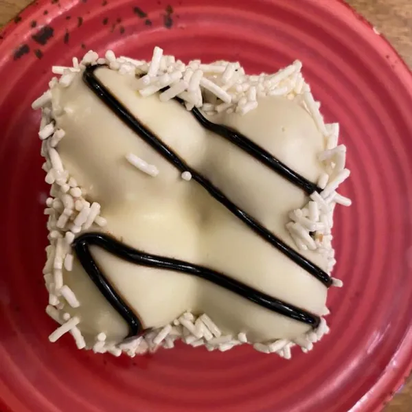 White Chocolate Profiteroles Cake